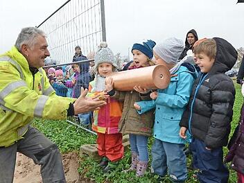Im November 2017 wurde der Grundstein für die "World of Kids II" gelegt - hier Kinder bei der Übergabe der Zeitkapsel. Die Einrichtung ist inzwischen bezogen und nebenan laufen bereits die Bauarbeiten für ein weiteres Gebäude. Dahin zieht die erste Kita aus dem Fitness-Center im kommenden Jahr um.  Foto: Bernhard Panzer