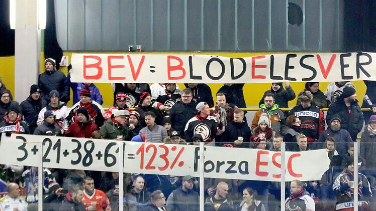 Was sie vom Bayerischen Eissportverband halten, brachten die Fans der Haßfurter "Hawks" vor Spielbeginn deutlich zum Ausdruck. Sie stehen zu 123 Prozent hinter den vier ESC-Kontingentspielern Daniel Hora (Rückennummer 3), Jan Trübenekr (21). Michal Babkovic (38) und Jakub Sramek (61).Ralf Naumann