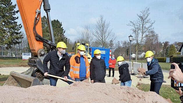 Mit dem ersten Spatenstich begannen am Dienstag die Arbeiten am neuen Wohnmobilstellplatz in R&ouml;dental.