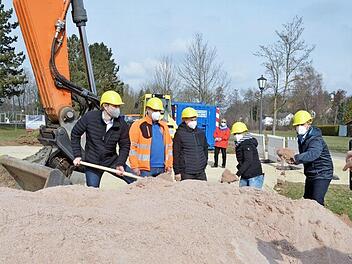 Mit dem ersten Spatenstich begannen am Dienstag die Arbeiten am neuen Wohnmobilstellplatz in Rödental.