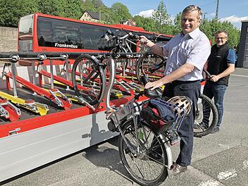 Die Frankenwald-Mobil-Fans Hans Scheider und Markus Franz verladen ihre R&auml;der auf den Bus-Anh&auml;nger.