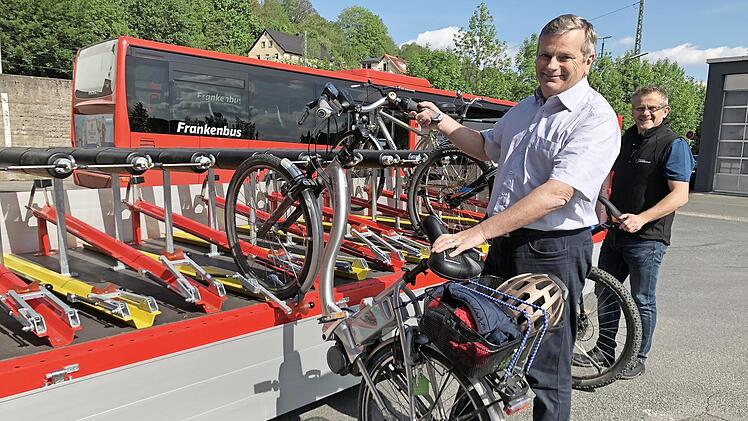Die Frankenwald-Mobil-Fans Hans Scheider und Markus Franz verladen ihre R&auml;der auf den Bus-Anh&auml;nger.