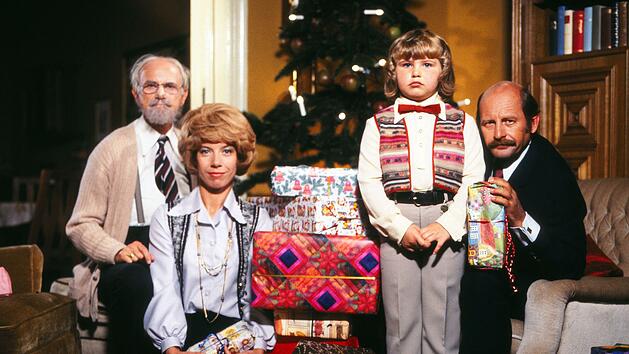 Im Sketch "Weihnachten bei den Hoppenstedts" persiflierten Loriot (von links), Evelyn Hamann, Katja Bogdanski und Heinz Meier die deutsche Durchschnittsfamilie der 1970er-Jahre.
