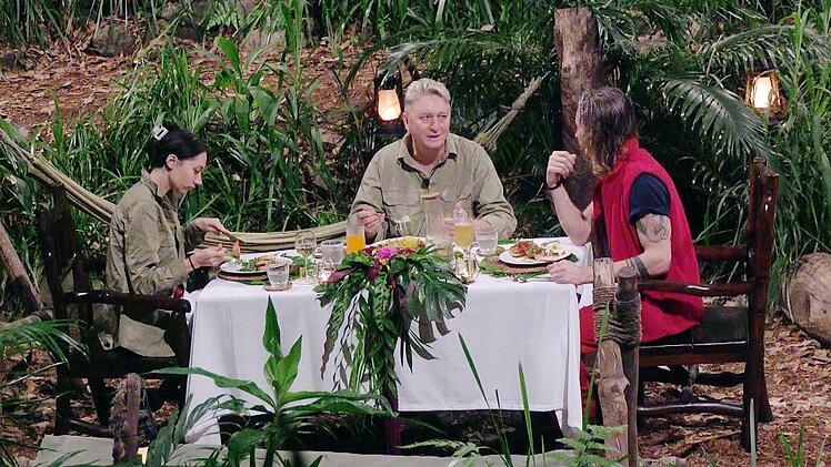 Zur Belohnung durften die Finalisten endlich ein echtes Festmahl genie&szlig;en - es wurde ein Genussabend mit h&ouml;flichen Gespr&auml;chen. "Der Vierte, der am Tisch sa&szlig;, war der Anstand", meinte Sonja Zietlow.