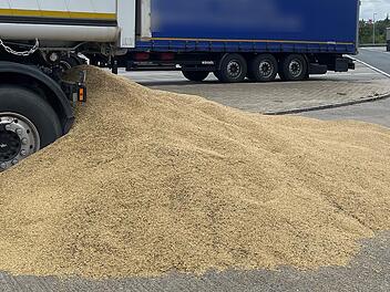 Lkw-Fahrer verliert rund tonnenweise Hafer auf A93-Parkplatz im Kreis Hof