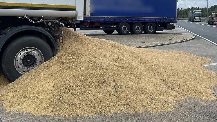 Lkw-Fahrer verliert rund tonnenweise Hafer auf A93-Parkplatz im Kreis Hof