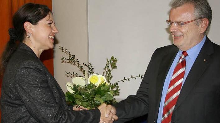 Angela Hofmann überreichte Heinz Tischler einen musikalischen Blumenstrauß. Fotos: Carina Kuhnlein