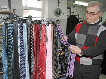 Herrenausstatter Jochen Deuber setzt auf klassische Mode - auch in großen Größen. Er hofft darauf, per Anzeige einen Nachfolger zu finden. Fünf Interessenten haben sich schon gemeldet.  Fotos: Sonja Adam
