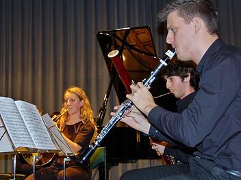 Drei von sechs (von links): Mona Mager (Horn), Felix Amrhein (Fagott) und David Wiest (Klarinette). Fotos: Sigismund von Dobschütz