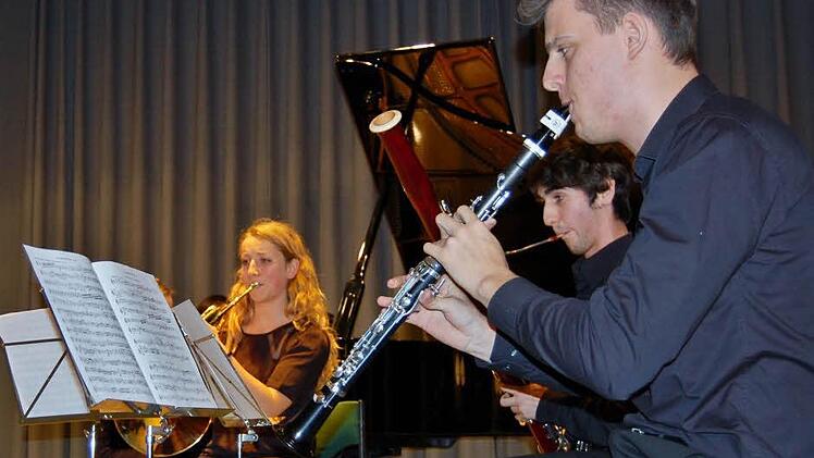 Drei von sechs (von links): Mona Mager (Horn), Felix Amrhein (Fagott) und David Wiest (Klarinette). Fotos: Sigismund von Dobschütz