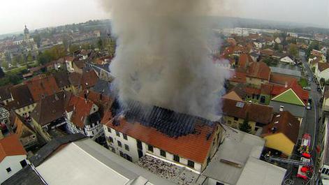 Dachstuhl komplett ausgebrannt: Feuer in alter Lederfabrik