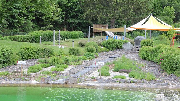 Über diese Steinrinnen fließt das Wasser in den Badeteich.  Foto: Friedwald Schedel