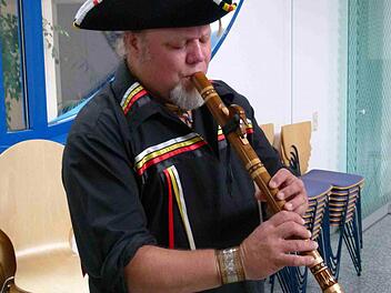 Ambros Göller spielt auf der Palliativstation. Foto: Marion Krüger-Hundrup