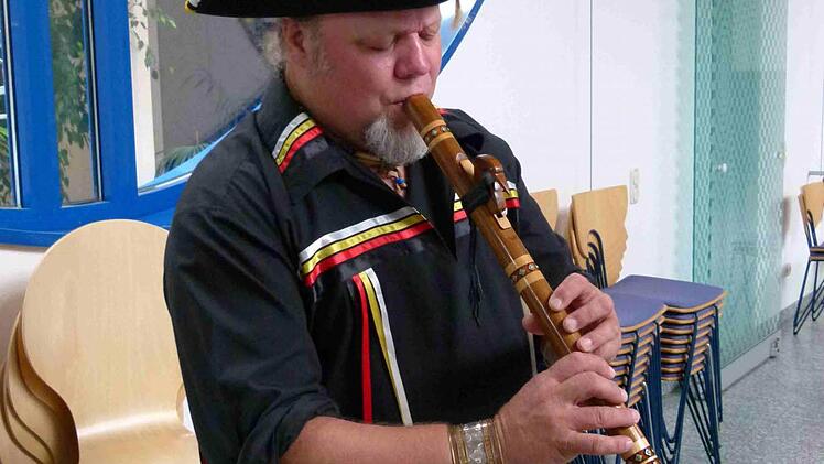 Ambros Göller spielt auf der Palliativstation. Foto: Marion Krüger-Hundrup