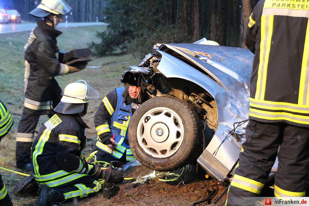 BMW wickelt sich um Baum - Fahrer schwerst eingeklemmt