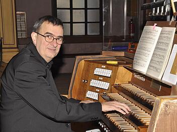 Wer das schwergängige Manual der Steinmeyer-Orgel kennt, wundert sich immer wieder, wie Kirchenmusikdirektor Jörg Wöltche es schafft, bezaubernde Klangwelten aus der Orgel herauszuholen.  Foto: Peter Klopf