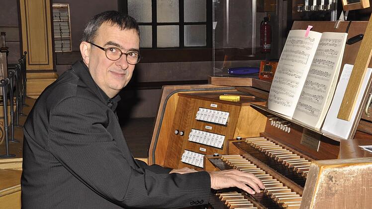 Wer das schwergängige Manual der Steinmeyer-Orgel kennt, wundert sich immer wieder, wie Kirchenmusikdirektor Jörg Wöltche es schafft, bezaubernde Klangwelten aus der Orgel herauszuholen.  Foto: Peter Klopf