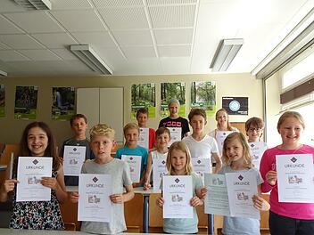 Die Gewinner des Frobenius-Gymnasiums Hammelburg haben erfolgreich an der zweiten Runde der naturwissenschaftlichen Experimentenreihe "Experimente antworten" teilgenommen.  Foto: Doris Bauer