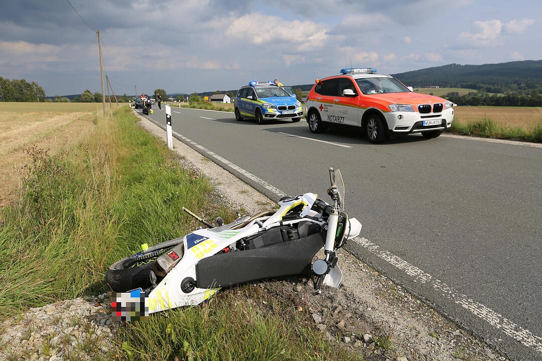 Tödlicher Unfall bei Weißenstadt: Motorradfahrer prallt gegen Schutzplanke