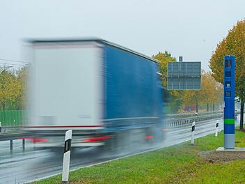 Ein Laster steht an einer Kontrollsäule neben einer Bundesstraße vorbei.Toll Cllect