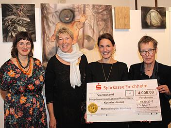 Elke Raschzok-Falk (SI Forchheim), Preisträgerin Kathrin Hausel und die Forchheimer SI-Präsidentin  Susanne Heydenreich freuen sich bei der Preisübergabe des Kunstpreises.