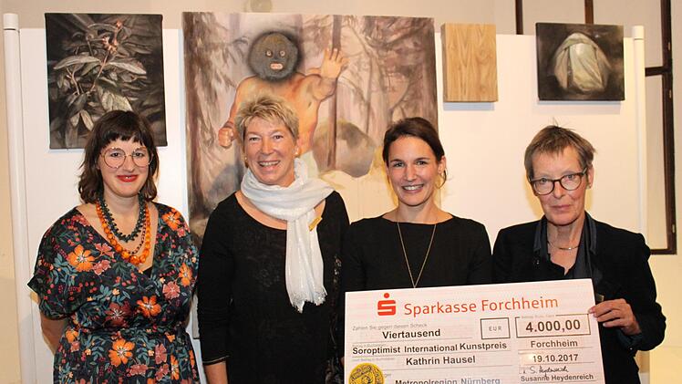 Elke Raschzok-Falk (SI Forchheim), Preisträgerin Kathrin Hausel und die Forchheimer SI-Präsidentin  Susanne Heydenreich freuen sich bei der Preisübergabe des Kunstpreises.