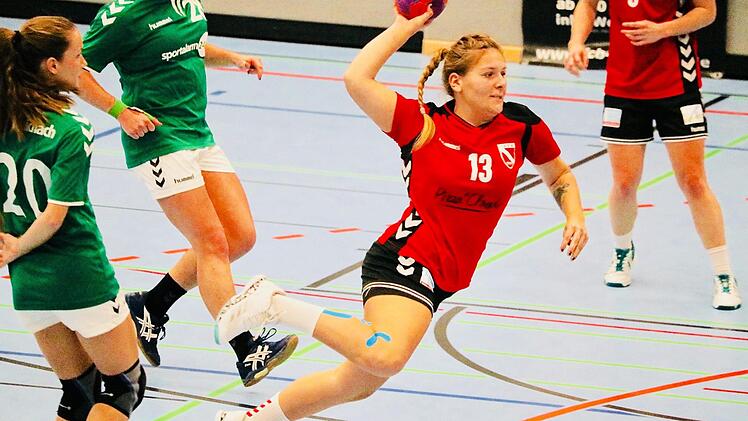 War mit sieben Treffern ein Garant für den Heimsieg: Lena Übelacker (rechts) vom FC Bad Brückenau.Sebastian Schmitt