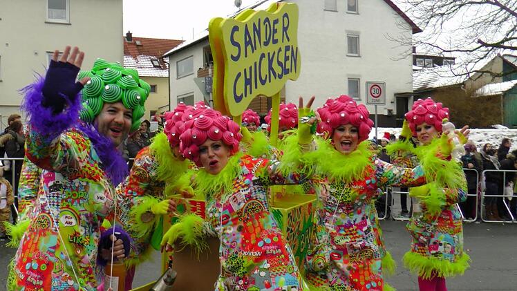 Farbenfroh hatten sich die "Sander Chicksen" herausgeputzt.