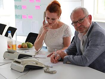 Dr. Maximiliane Deckart und Dr. Joachim Harth waren für die Saale-Zeitung-Leser zwei Stunden lang in der Redaktion erreichbar. Zum "Aktionstag gegen Schmerzen" konnten sich Betroffene und Angehörige Tipps und Ratschläge von den beiden Fachärzten geben lassen. Foto: Carmen Schmitt
