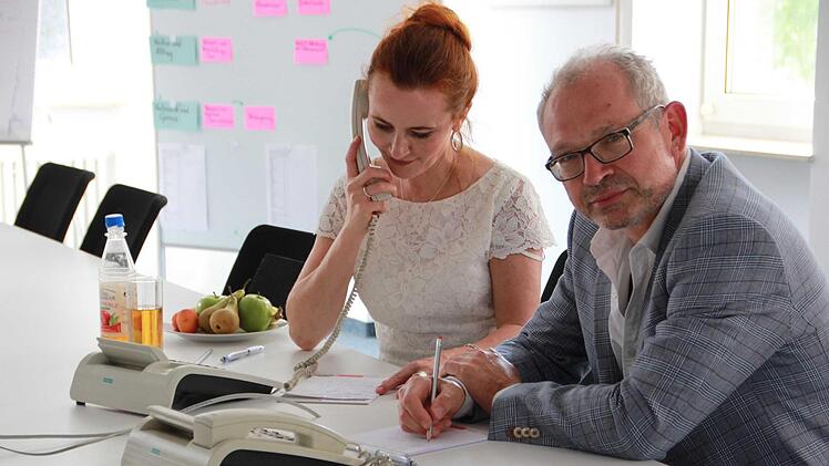 Dr. Maximiliane Deckart und Dr. Joachim Harth waren für die Saale-Zeitung-Leser zwei Stunden lang in der Redaktion erreichbar. Zum "Aktionstag gegen Schmerzen" konnten sich Betroffene und Angehörige Tipps und Ratschläge von den beiden Fachärzten geben lassen. Foto: Carmen Schmitt