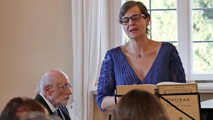 Solistin Regina Klatte singt sich mit Dvoráks Liedern in die Herzen des Publikums. Am Klavier: Walter Reckziegel  Foto: pr