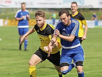 In dieser Saison noch Gegenspieler, ab 2019/2020 in einem Team: Der Mitwitzer Kevin Kleylein (rechts) wechselt im Sommer zum potenziellen Landesligisten VfL Frohnlach; links Yannick Teuchert. Foto: Lisa H&uuml;mmer