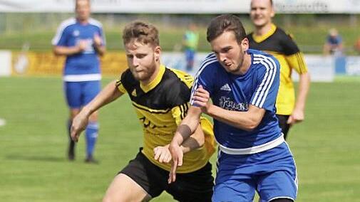 In dieser Saison noch Gegenspieler, ab 2019/2020 in einem Team: Der Mitwitzer Kevin Kleylein (rechts) wechselt im Sommer zum potenziellen Landesligisten VfL Frohnlach; links Yannick Teuchert. Foto: Lisa H&uuml;mmer