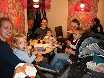 Das war einmal, soll aber jetzt wieder möglich werden: Mareike Burghardt mit Levi, Anna-Lena Brehm mit Luna und Alexandra Porsch mit Matilda haben es sich 2011 regelmäßig im Café Babbel gutgehen lassen.  Foto: CT-Archiv/Christiane Lehmann