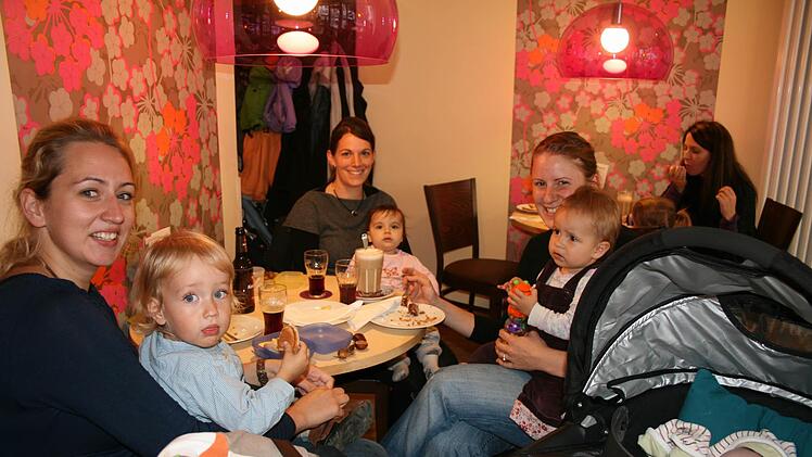 Das war einmal, soll aber jetzt wieder möglich werden: Mareike Burghardt mit Levi, Anna-Lena Brehm mit Luna und Alexandra Porsch mit Matilda haben es sich 2011 regelmäßig im Café Babbel gutgehen lassen.  Foto: CT-Archiv/Christiane Lehmann