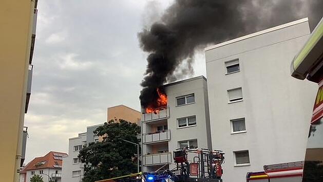 Brand beim Grillen auf dem Balkon: Flammen greifen auf Wohnung &uuml;ber