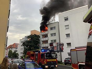 Brand beim Grillen auf dem Balkon: Flammen greifen auf Wohnung über
