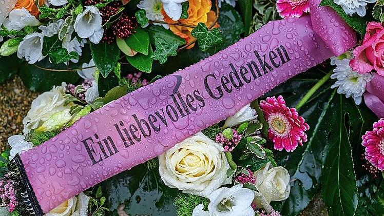 Blumen werden am Sonntag an vielen Ehrenmalen niedergelegt.