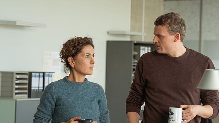 Peinlicher Zufall: Sarah Frankfurter (Marie-Lou Sellem) und ihr neuer Kollege Jakob Loose (Johannes Hegemann) kennen sich bereits aus dem Nachtleben.