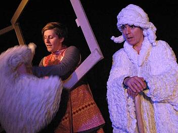 "Frau Holle" feierte im Werkstatttheater in der Grafensteinstraße Premiere. Im Bild: Jana Mathes (li.) als Goldmarie und  Petra Polimeno als Frau Holle Foto:  Bernd Schramm