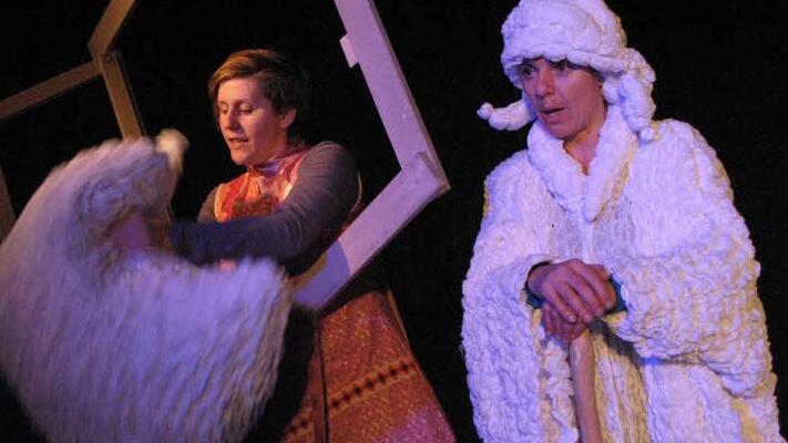 "Frau Holle" feierte im Werkstatttheater in der Grafensteinstraße Premiere. Im Bild: Jana Mathes (li.) als Goldmarie und  Petra Polimeno als Frau Holle Foto:  Bernd Schramm