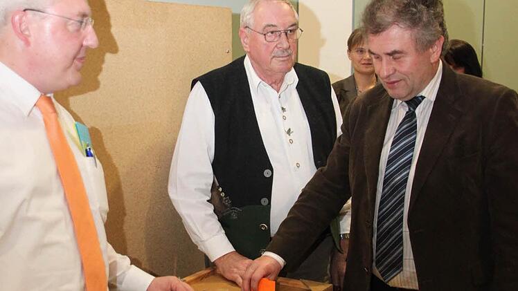 Siegfried Beyer bei der Stimmabgabe.
