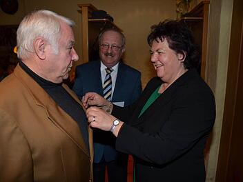 Leo Kaim (links) wurde das goldene Lorbeerblatt der Verkehrswacht für über 50 Jahre bewährtes Fahren verliehen. Die Dritte Bürgermeisterin von Steinbach am Wald, Monika Barnickel (rechts) und Bernd Steger (weiterer Landratstellvertreter), nahmen die Ehrung vor. Fotos: Karl-Heinz Hofmann