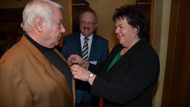 Leo Kaim (links) wurde das goldene Lorbeerblatt der Verkehrswacht für über 50 Jahre bewährtes Fahren verliehen. Die Dritte Bürgermeisterin von Steinbach am Wald, Monika Barnickel (rechts) und Bernd Steger (weiterer Landratstellvertreter), nahmen die Ehrung vor. Fotos: Karl-Heinz Hofmann