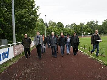 Reparaturen retten die 400-Meter-Laufbahn auf der Mainhalbinsel nicht mehr, das war den Bauausschussmitgliedern nach einem Rundgang über die Schulsportanlage klar. Ein komplett neuer Belag kann aber frühestens im nächsten Jahr finanziert werden.  Foto: sw