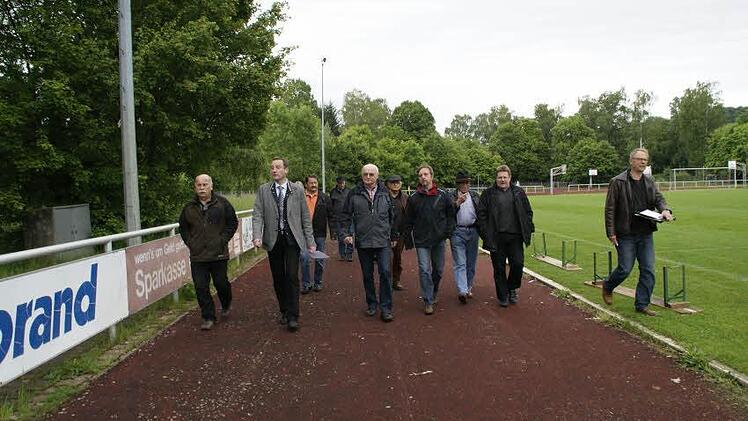 Reparaturen retten die 400-Meter-Laufbahn auf der Mainhalbinsel nicht mehr, das war den Bauausschussmitgliedern nach einem Rundgang über die Schulsportanlage klar. Ein komplett neuer Belag kann aber frühestens im nächsten Jahr finanziert werden.  Foto: sw