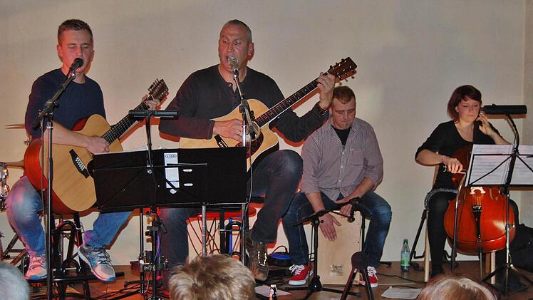 Father & Son bei ihrem Auftritt in Burkardroth: Philipp und Willi Kirchner mit Frank Wehner (Percussion) und Lena Wolf (Cello)