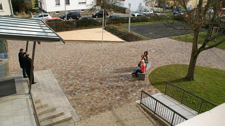 Die Feier zum 20jährigen Bestehen der FAKS war quasi auch die Einweihung des neu gestalteten Pausenhofes, der ab Frühling auch als Freiluft-Lernbereich genutzt werden kann.