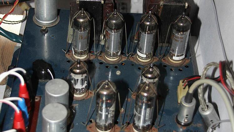 Die Verstärkerröhren der Musikbox werden bis zu 200 Grad heiß.   Foto: Friedwald Schedel