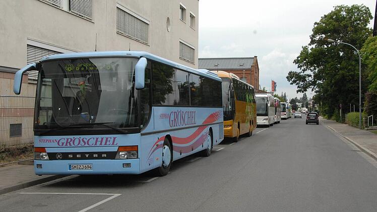 Wohin mit den Bussen, die Schiffstouristen vom Hafen in die Stadt bringen? Die Stadt ringt mit den Reedern um eine Lösung. Testweise sollen die Busse in der Mußstraße halten, wo bereits andere Reisebusse stoppen (Bild). Foto: Ronald Rinklef
